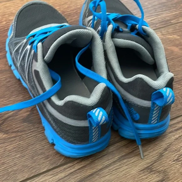 The North Face kids hiking shoe tennis shoe size 2 - Picture 4 of 7